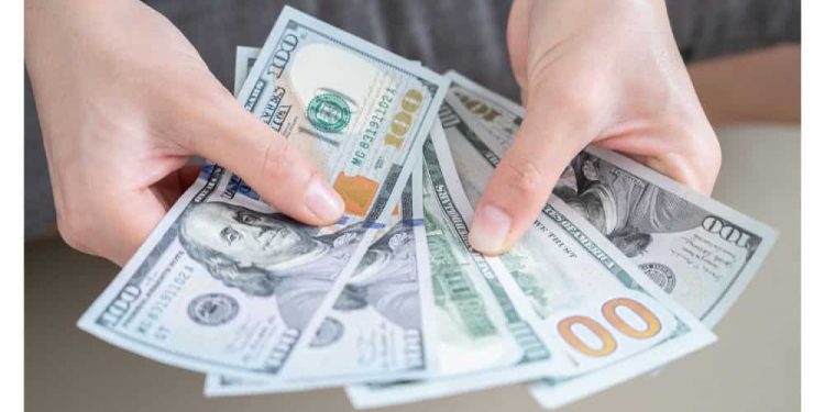 Naira depreciates to N752/$ in the parallel market.