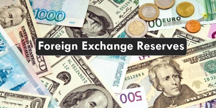 Nigeria’s Foreign Reserves Slip by $915 Million Amid Forex Market Liberalization.