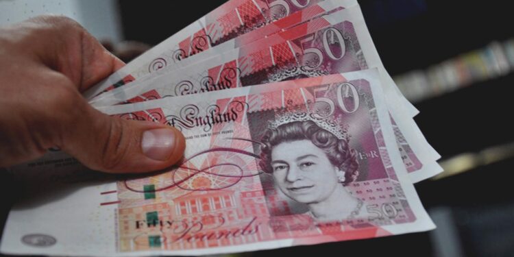 Pound Slumps as UK Economic Contraction Exceeds Expectations in July
