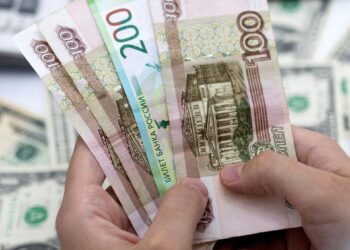 Russian Ruble Struggles Below 100 Mark Against U.S. Dollar Amid Economic Pressures