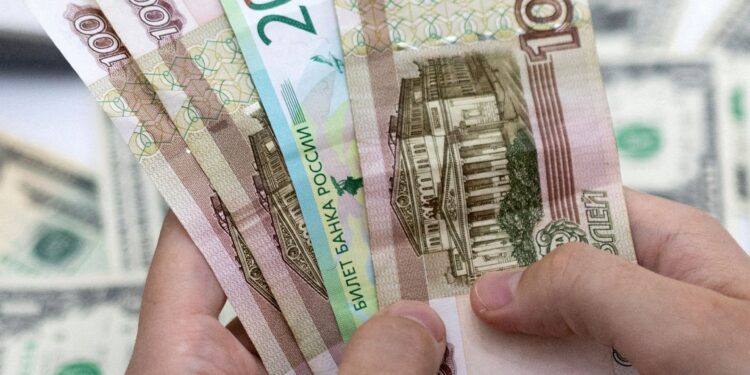 Russian Ruble Struggles Below 100 Mark Against U.S. Dollar Amid Economic Pressures