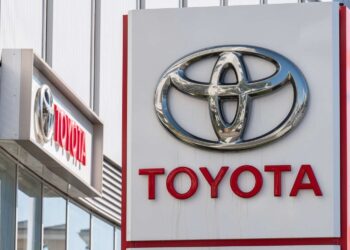 Toyota Shares Slide Over 3% as Daihatsu Halts Vehicle Shipments