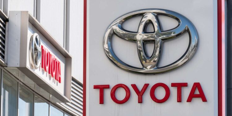Toyota Shares Slide Over 3% as Daihatsu Halts Vehicle Shipments